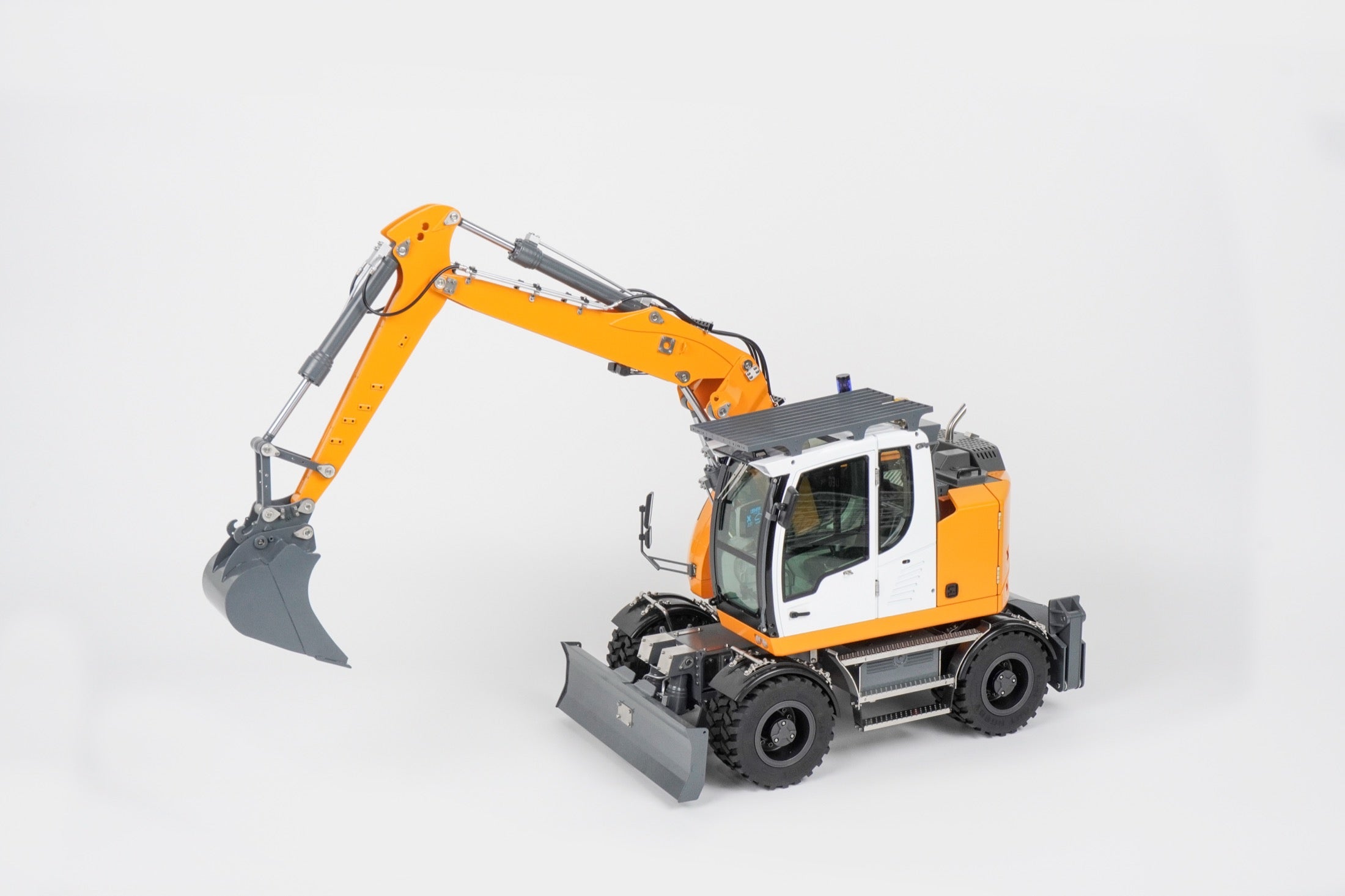 Kudon C914 hydraulic RC excavator side profile
